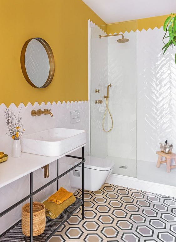 Bagno con pareti colorate di giallo