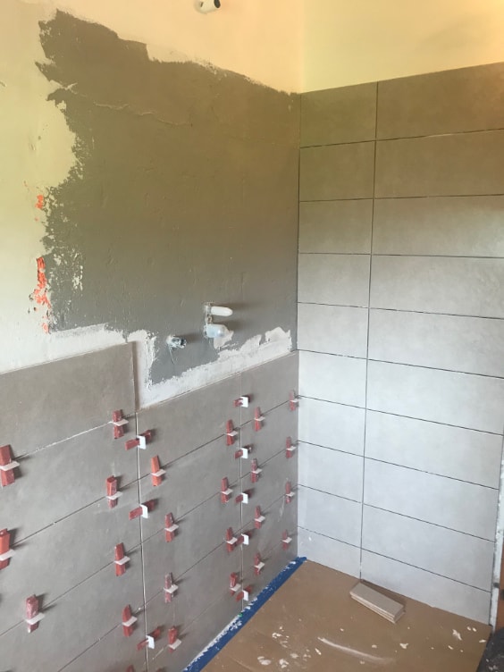 Posa rivestimento in doccia