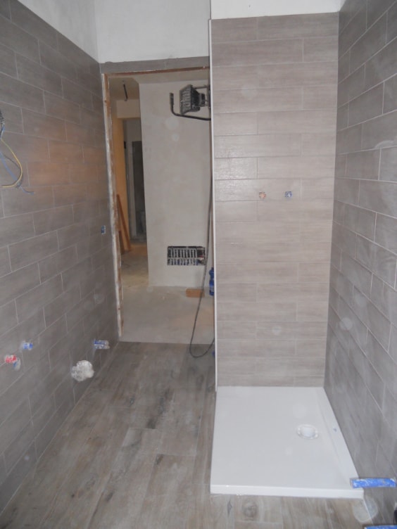 Bagno piastrellato fino alla porta