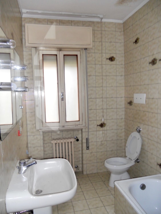 Vecchio bagno rivestito fino al solaio