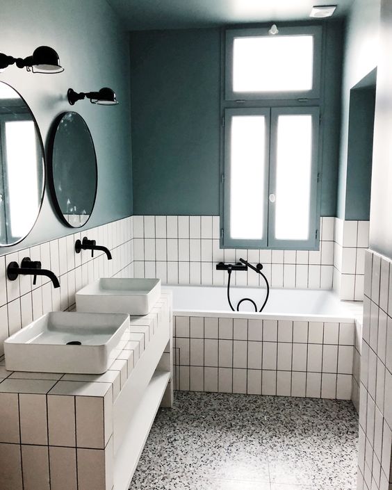 Bagno rivestito a mezza altezza